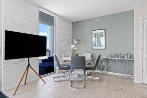 Dining - Miami- Design District - 2b2b, Perfect Location, Free Parking, Balcony w/ Views (Miami)