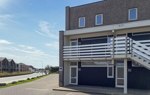 Ein modernes Gebäude mit Balkon und Treppe.
