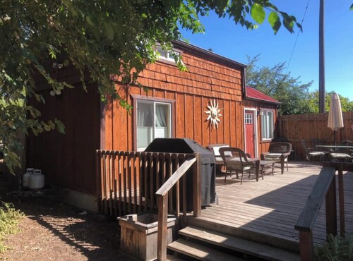 Little Strawberry Suites, Tiny Home Downtown Prairie City