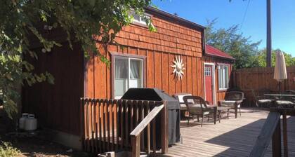 Little Strawberry Suites, Tiny Home Downtown Prairie City