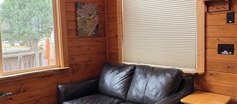 Little Strawberry Suites, Tiny Home Downtown Prairie City