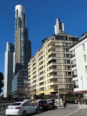 A multi-story building with a modern architectural design, featuring a mix of glass and concrete facades. - Moderno Monoambiente a pasos Obelisco (Buenos Aires)