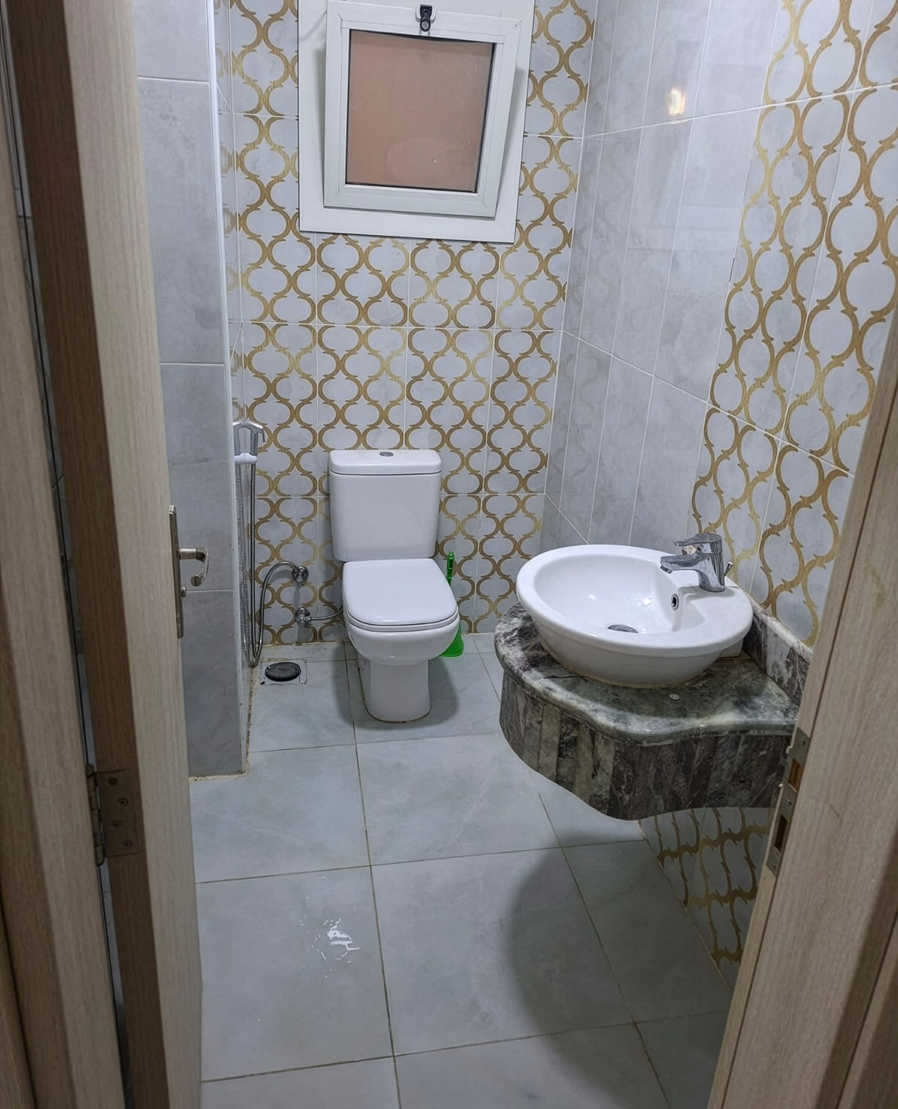 Une salle de bain comprenant des toilettes, un lavabo et un espace douche.