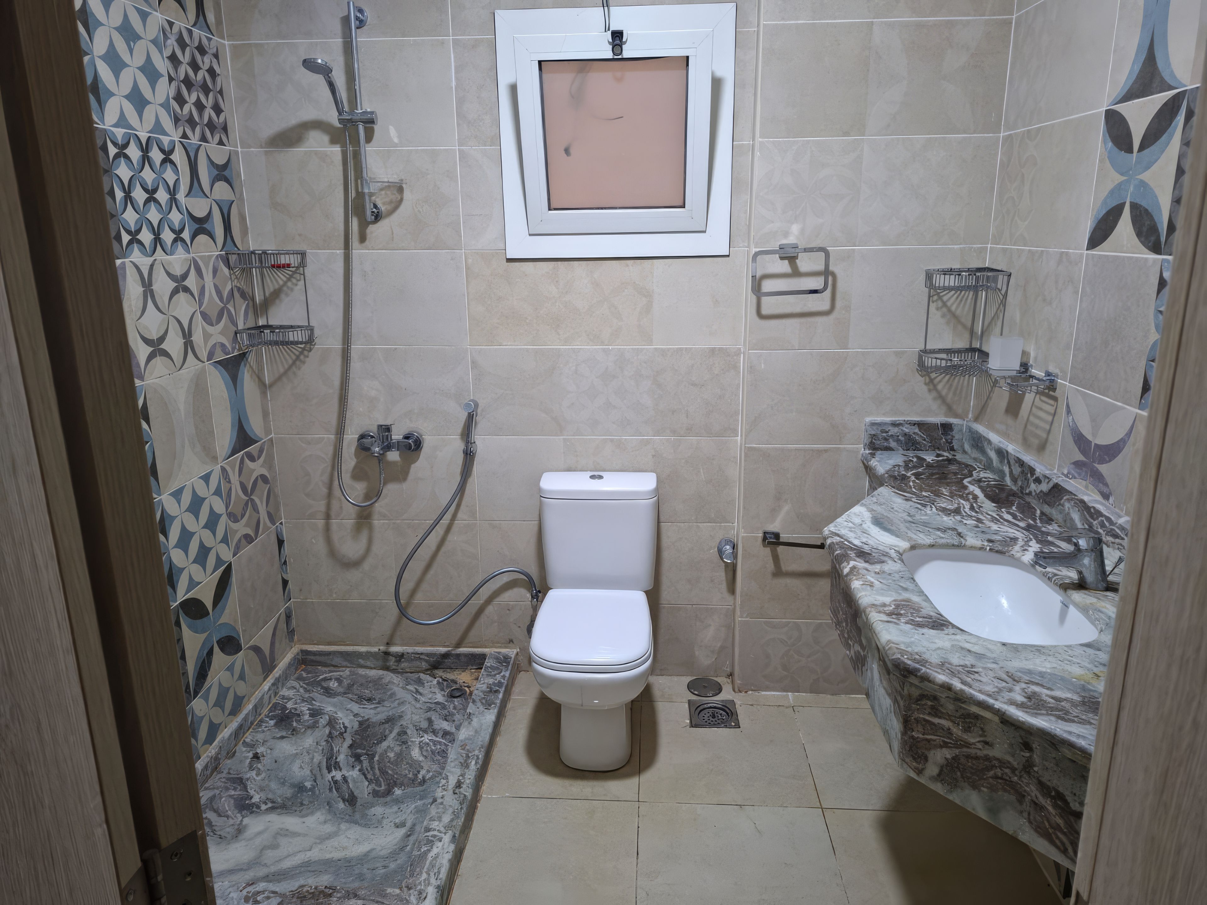 Un baño con inodoro, ducha y lavamanos.