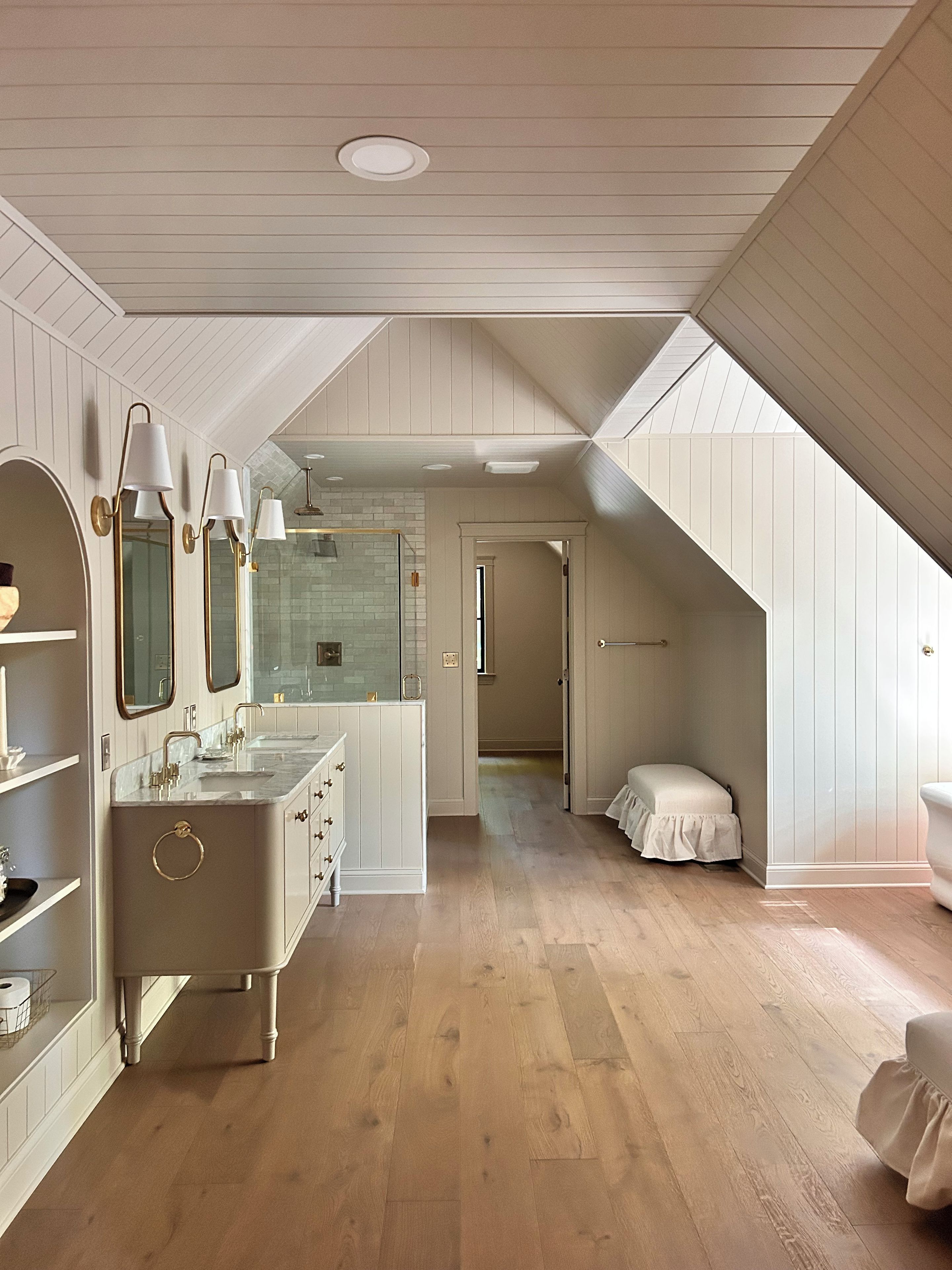 Un baño moderno con tocador, lavamanos doble y ducha a pie.