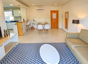 Living-dining room integrated to the balcony and equipped with comfortable and modern furniture - 1BR with Balcony | Rooftop Pool, Workspace & City Views (Asunción)