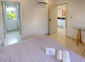 Cozy and confortable bedroom - 1BR with Balcony | Rooftop Pool, Workspace & City Views (Asunción)
