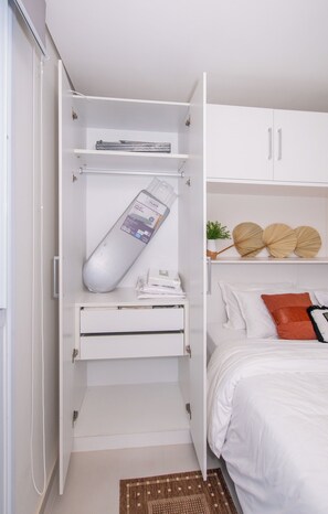 A bedroom with a bed, a wardrobe, and a bedside table. - Urban Oasis with Pool, BBQ and Nearby Shopping (Asunción)