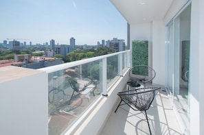 A balcony with a clear view of the cityscape, including buildings and greenery. - Work Ready Hub with Gym, Pool&Shopping in Mariscal (Asunción)