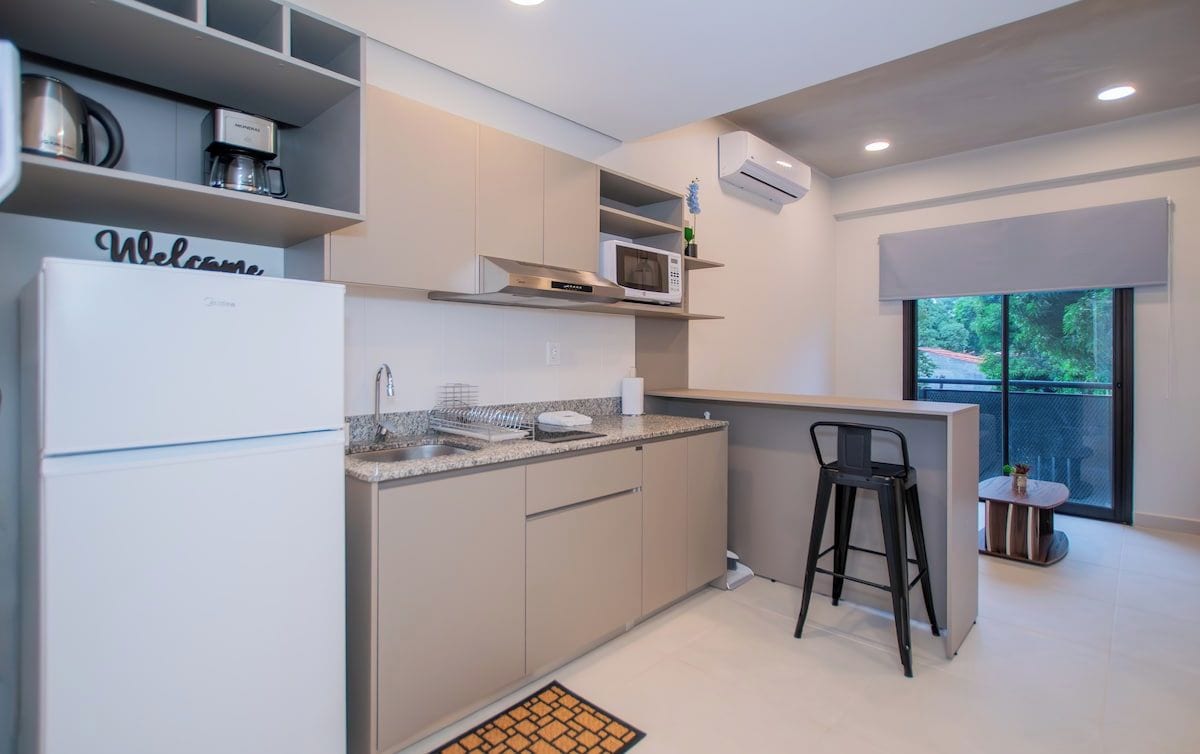 Fully equipped kitchen with breakfast bar
