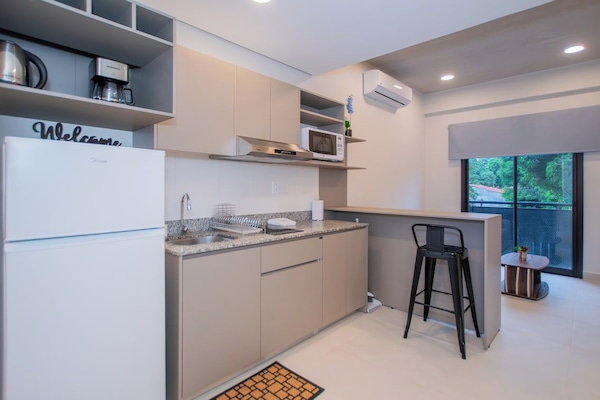 Fully equipped kitchen with breakfast bar