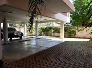 Parking - Work-Friendly Stay, Kitchen, Rooftop Pool & BBQ (Asunción)