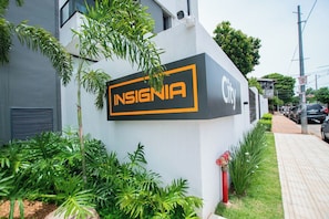 Ein Gebäude mit einem Schild, auf dem 'INSIGNIA City' steht, und einem roten Hydranten.