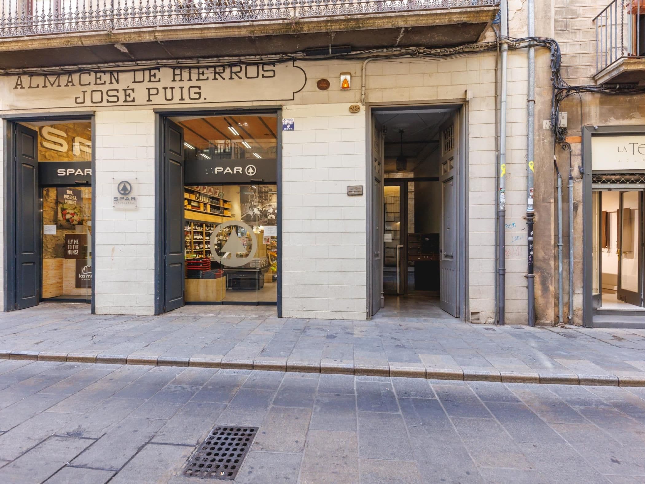 Fachada con un letrero que dice 'ALMACEN DE HIERROS JOSE PUIG'.