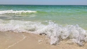 Una spiaggia con le onde che si infrangono sulla riva.