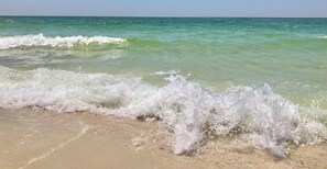 Una playa con olas rompiendo en la orilla.