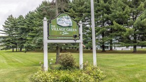 Schild für The Village Green in Stowe, das einen Bereich mit Reihenhäusern kennzeichnet.