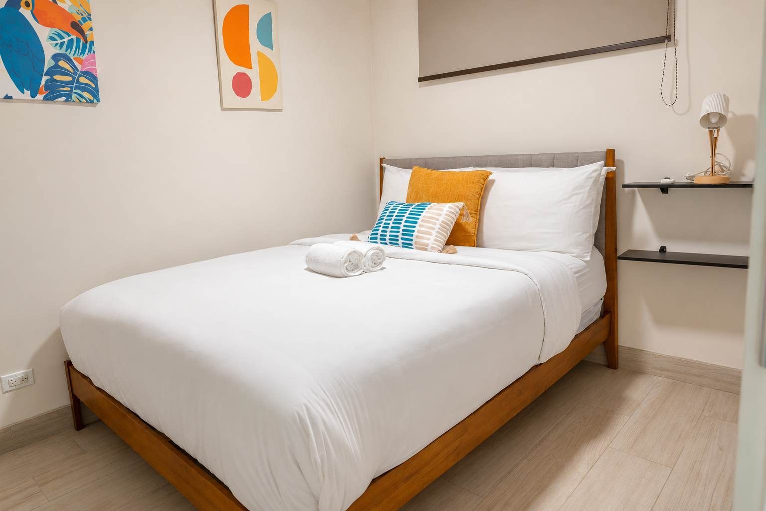 Tabla de planchar con plancha, wifi y ropa de cama 