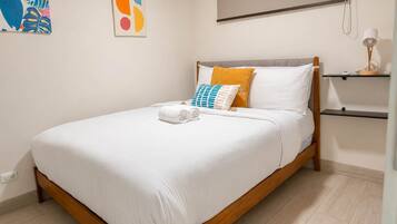 Tabla de planchar con plancha, wifi y ropa de cama