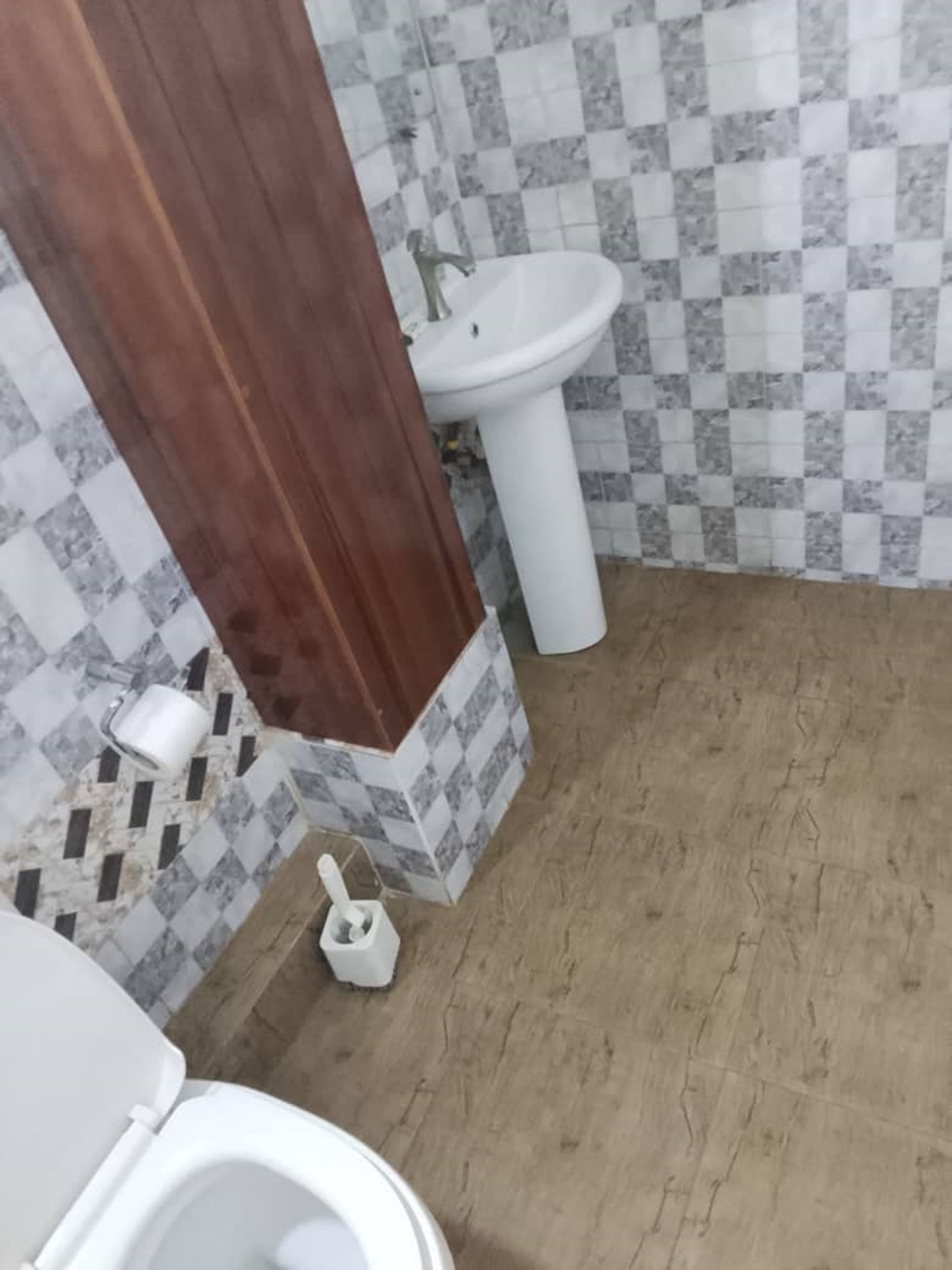 Un bany amb vàter, rentapla i bidé.