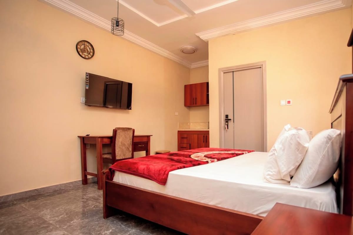 Luxury Suite, Balcony | Desk, laptop workspace, WiFi (free)