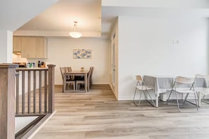 Ein modernes Interieur mit Essbereich, Küche und Treppe.