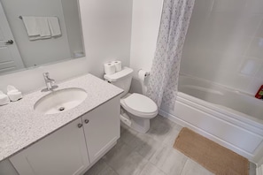 Ein Badezimmer mit Waschbecken, Toilette und Dusche.