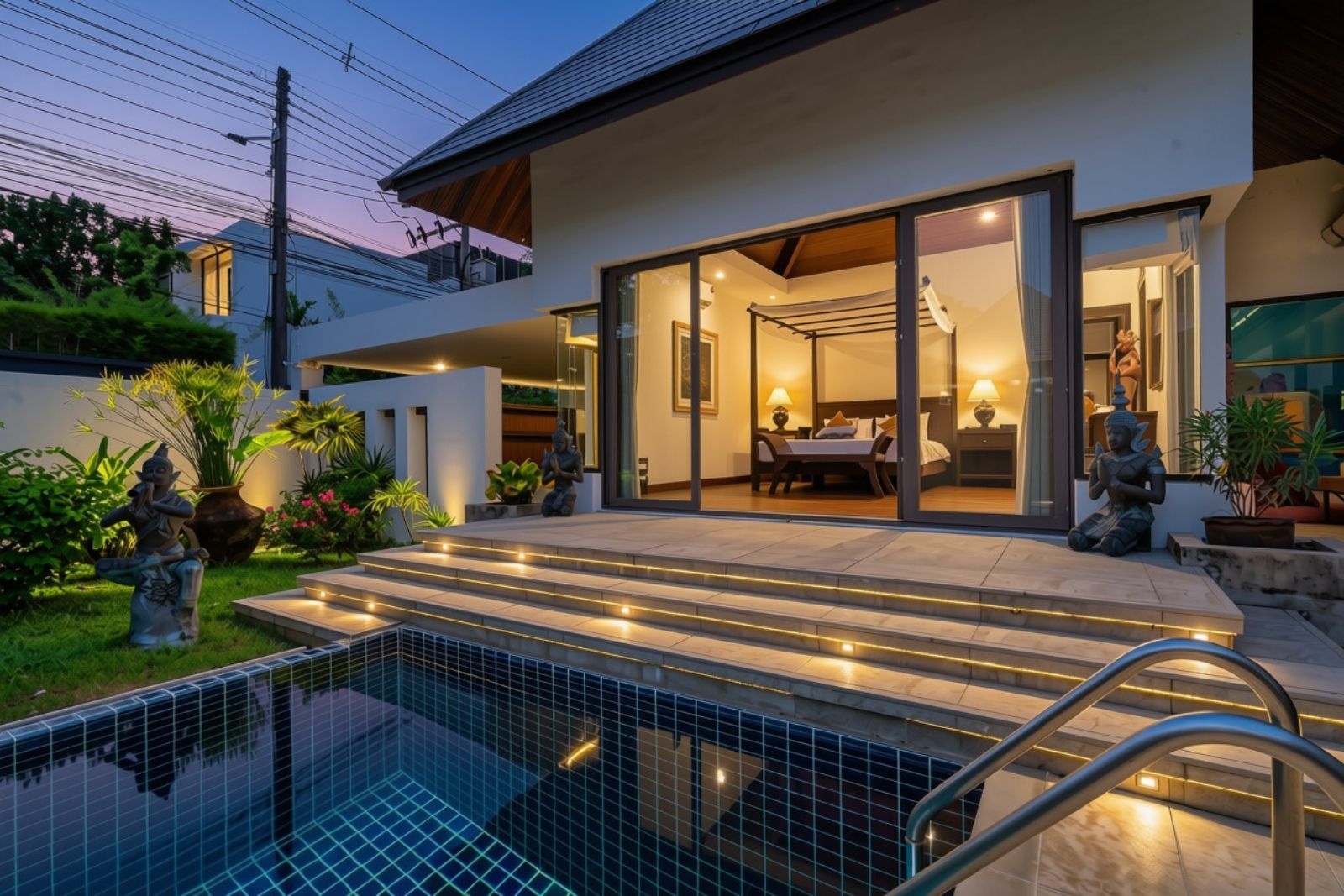 Une maison moderne dotée d’une piscine, d’un coin repas et d’une chambre visible à travers des portes vitrées.