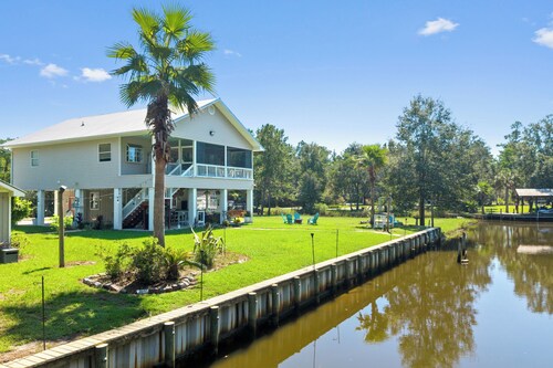 Waterfront Escape - Dock, Kayaks & River Access
