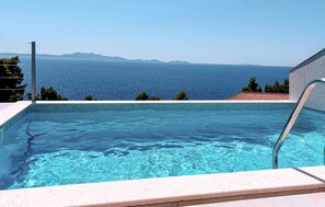 A clear blue swimming pool with a view of the sea and distant mountains. - Amazing home in Blato with private swimming pool, can be inside or outside (Blato)