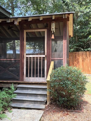 A wooden house with a porch, a door, and a small set of steps leading to the entrance. - 2 miles to Toomer's Corner - FREE PARKING 1 mile from Campus - AUBURN RETREAT (Auburn)