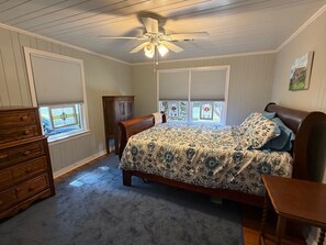 A bedroom with a bed, dresser, and a ceiling fan. - 2 miles to Toomer's Corner - FREE PARKING 1 mile from Campus - AUBURN RETREAT (Auburn)