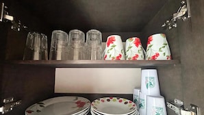 A kitchen cabinet with glassware, plates, and cups. - Bugambilia - Cozy Apartment 8 Minutes from the Beach (Veracruz)