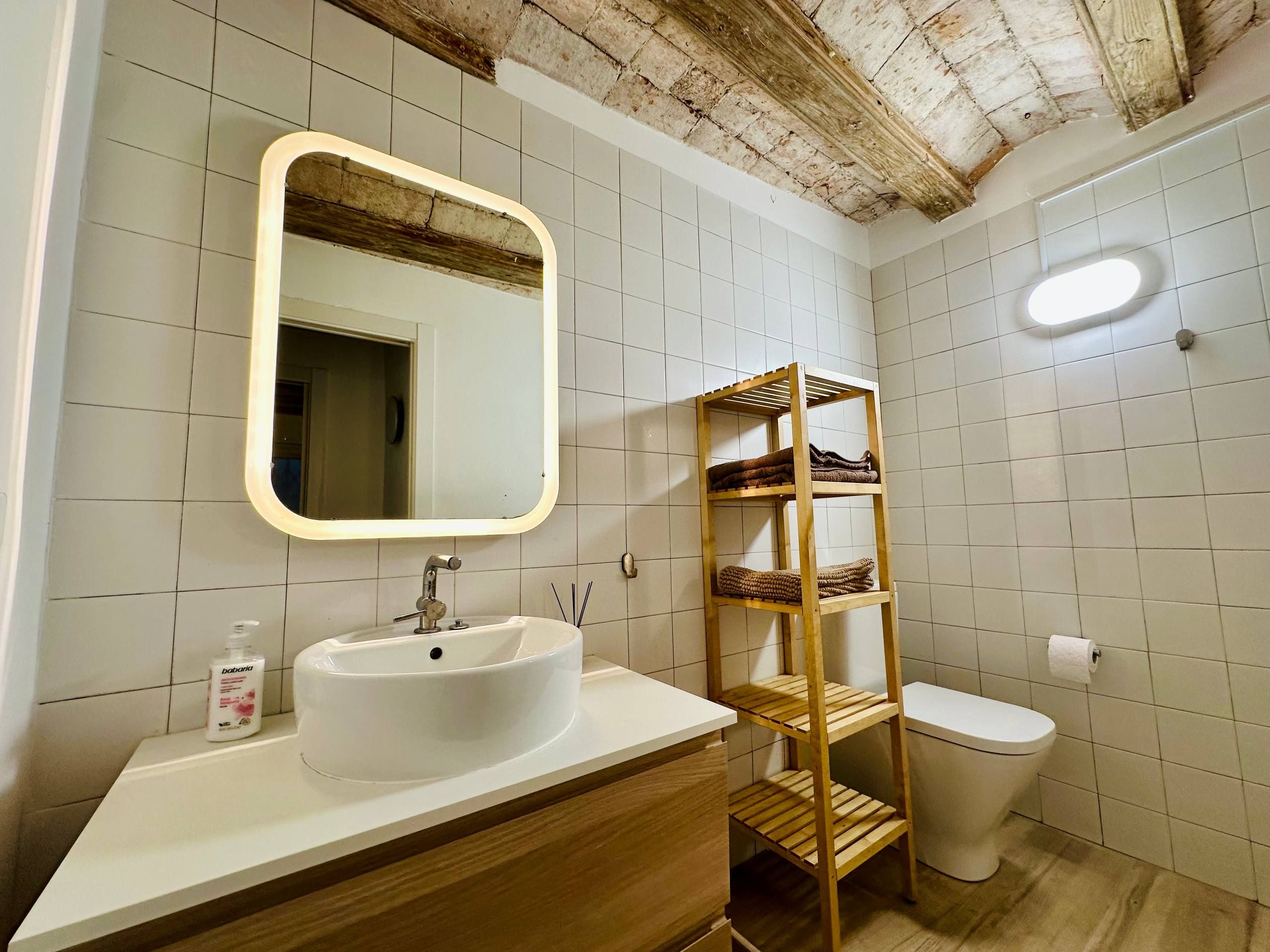 Douche, sèche-cheveux, serviettes fournies, savon