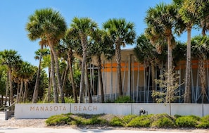 Een gebouw met een bord waarop 'Manasota Beach' staat.