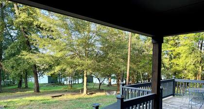 Cozy 2 bedroom house on the lake with sophisticated atmosphere