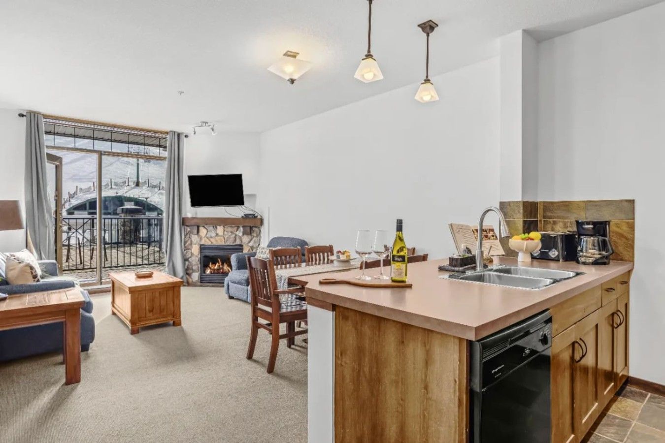 Un appartement moderne comprenant une cuisine, un coin repas et un salon.