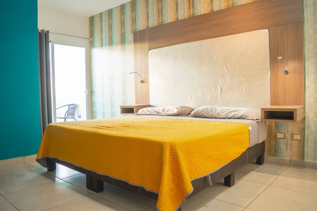 Escritorio, tabla de planchar con plancha, wifi y ropa de cama 