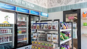 Ein gekühlter Display mit verschiedenen Getränken und Snacks, einschließlich eines Bereichs mit der Aufschrift 'ICE'.