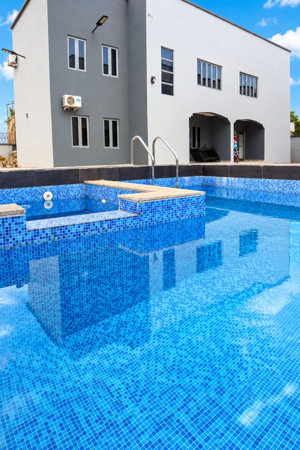 Una piscina al aire libre
