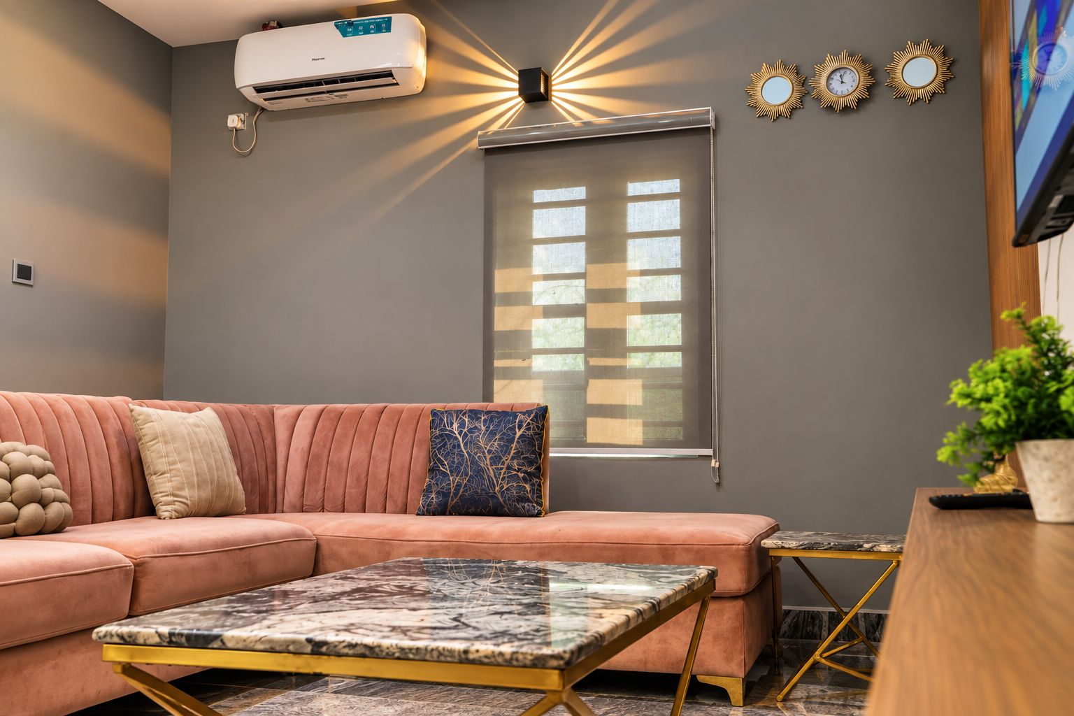Ein Wohnzimmer mit einer Couch, einem Couchtisch und einem Fenster mit Jalousien.
