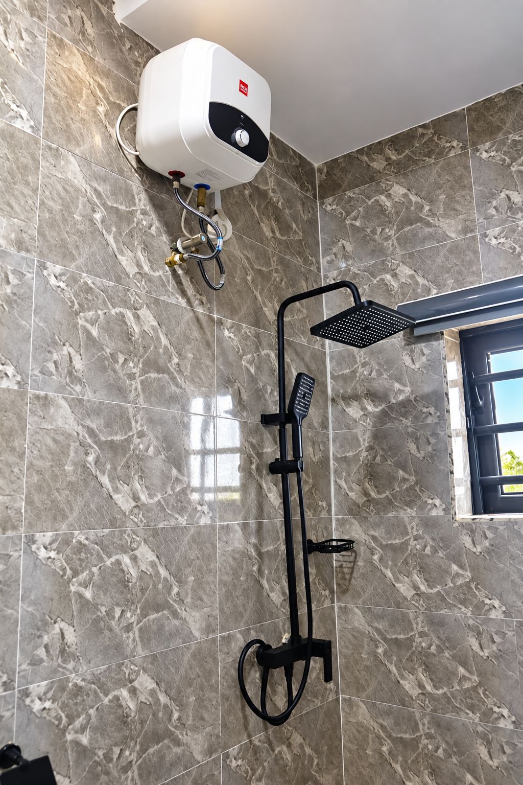 Dúplex superior | Baño | Ducha, artículos de higiene personal gratuitos, toallas y jabón