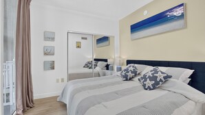 Ein Schlafzimmer mit einem großen Bett, einem Spiegel und Kunstwerken an den Wänden.