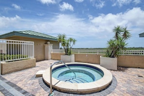 Una piscina en la azotea con vistas al horizonte de la ciudad.