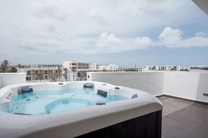 Outdoor spa tub - Vista Canal / Unique by WHLRE + Private Jacuzzi (Punta Cana)