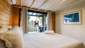 Un dormitorio con una cama grande, vistas al exterior y un mapa en la pared.