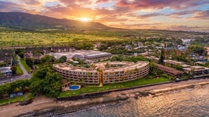 Ein Resort mit einem kreisförmigen Gebäude, einem Pool und direktem Strandzugang.