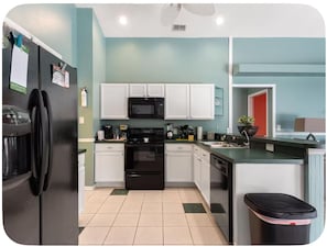 Private kitchen - Elegant Getaway Home with Private Pool Retreat 
In The Heart of Davenport FLA (Davenport)