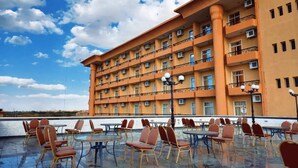 Outdoor dining - Luxor international Hostel (Tod)