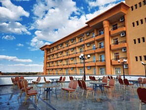 Outdoor dining - Luxor international Hostel (Tod)